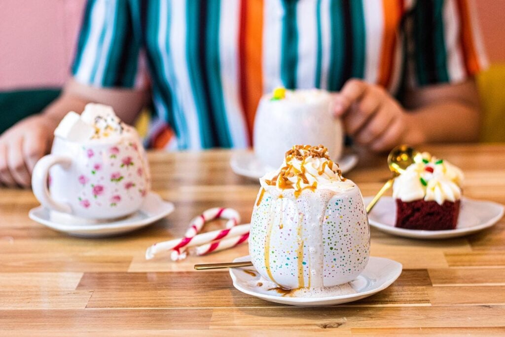 L'un des trésors agroalimentaires : les Pâtissières de ruelle. On y voit des cafés avec de la crème fouettée et un cupcake.